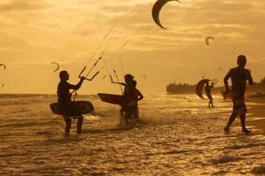 MUI Ne, Vietnam - 26 Aralık 2012: Tanımlanamayan sörfçü kitesurfing 26 Aralık 2012 yılında MUI Ne, Vietnam, Vietnamca Kiteboard Surf
