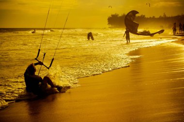 MUI Ne, Vietnam - 26 Aralık 2012: Tanımlanamayan sörfçü kitesurfing 26 Aralık 2012 yılında MUI Ne, Vietnam, Vietnamca Kiteboard Surf