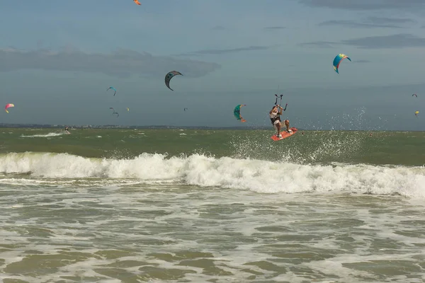 MUI Ne, Vietnam - 26 December 2012: Unidentified surfers kitesurfen op de Vietnamese Kiteboard Surf op 26 December 2012 in Mui Ne, Vietnam — Stockfoto