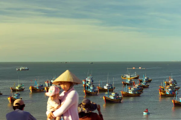 MUI NE, VIETNAM - DEC. 31, 2012: Scenic view of Many boats at fishing village, Phan Thiet, Southeast Asia. Unidentified people people working with boats at December 31, 2012 in Mui Ne, Vietnam — Stock Photo, Image