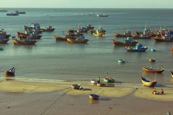 MUI NE, VIETNAM - DEC. 31, 2012: Scenic view of Many boats at fishing village, Phan Thiet, Southeast Asia. Unidentified people people working with boats at December 31, 2012 in Mui Ne, Vietnam — Stock Photo, Image
