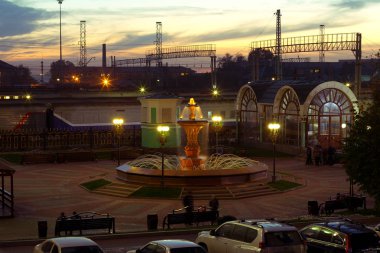 Novosibirsk, Rusya Federasyonu - Eylül 14 - gece görünümünü Novosibirsk tren istasyonu, trans-Sibirya Demiryolu güzergahı üzerinde en önemli durur üzerinde 14 Eylül 2013 yılında Novosibirsk, Rusya Federasyonu