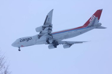 Novosibirsk - Ocak 14: Boeing 747-8 Lx-Vca Cargolux kötü hava koşulları ve duş kar sırasında Novosibirsk Tolmachevo havaalanına iniş. 14 Ocak 2017 Novosibirsk Rusya'da