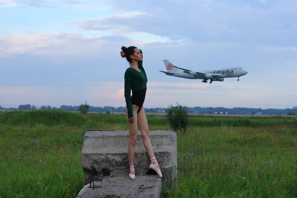 Novossibirsk - 16 juillet : Ballerine de danse en plein air dans un champ de l’été. Cargolux Boeing 747 Italie atterrissant à l’aéroport de Novosibirsk Tolmachevo. 16 juillet 2016 en Russie de Novossibirsk — Photo