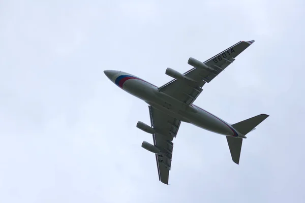 新西伯利亚-7 月 3日︰ 剪影飞机 Ilyushin Il96-300 Rossiya 航空公司 (Ra 96014) 使培训采取关闭和新西伯利亚托尔马切沃机场着陆。2015 年 7 月 3 日在新西伯利亚俄罗斯 — 图库照片