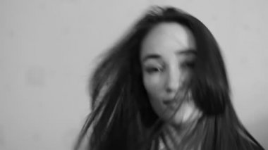 Mutlu kadın dans ve onun baş ve saç yükseltir. 