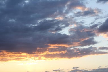 Arka plan dramatik akşam gökyüzü ve bulutlar