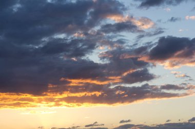 Arka plan dramatik akşam gökyüzü ve bulutlar