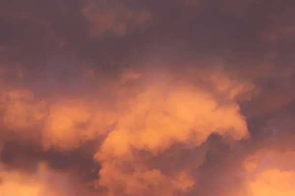 พื้นหลังของท้องฟ้าตอนเย็นที่น่าทึ่งและเมฆ — ภาพถ่ายสต็อก