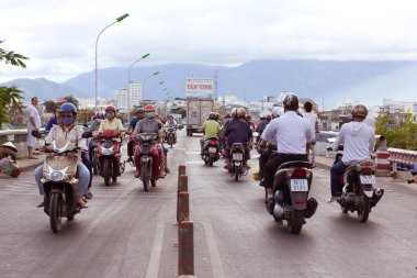 Nha Trang, Vietnam - 11 Şubat: Vietnam - Street moto bisiklet tarafından önemli bir parçası olan hayat Vietnam, Asya Şehir halkının motosiklet acele saat trafik hayattır.