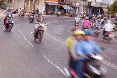 Nha Trang, Vietnam - 11 Şubat: Vietnam - Street moto bisiklet tarafından önemli bir parçası olan hayat Vietnam, Asya Şehir halkının motosiklet acele saat trafik hayattır.