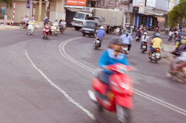 Nha Trang, Vietnam - 11 Şubat: Vietnam - Street moto bisiklet tarafından önemli bir parçası olan hayat Vietnam, Asya Şehir halkının motosiklet acele saat trafik hayattır.
