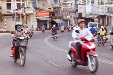 Nha Trang, Vietnam - 11 Şubat: Vietnam - Street moto bisiklet tarafından önemli bir parçası olan hayat Vietnam, Asya Şehir halkının motosiklet acele saat trafik hayattır.