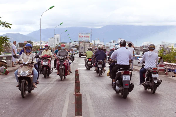 Nha Trang, Vietnam - 11 februari: Leven in Vietnam - Street door moto bike is een essentieel onderdeel van het leven in Vietnam, verkeer van Aziatische stad rush Hour, van mensen in motorfietsen. — Stockfoto