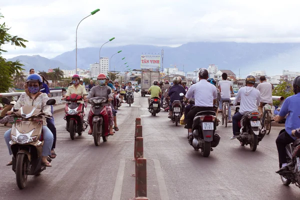 Nha Trang, Vietnam - 11 februari: Leven in Vietnam - Street door moto bike is een essentieel onderdeel van het leven in Vietnam, verkeer van Aziatische stad rush Hour, van mensen in motorfietsen. — Stockfoto