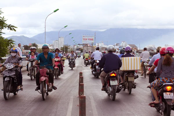 Nha Trang, Vietnam - 11 februari: Leven in Vietnam - Street door moto bike is een essentieel onderdeel van het leven in Vietnam, verkeer van Aziatische stad rush Hour, van mensen in motorfietsen. — Stockfoto