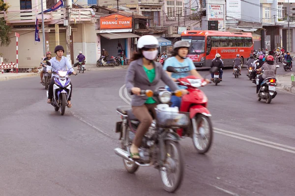 Nha Trang, Vietnam - 11 februari: Leven in Vietnam - Street door moto bike is een essentieel onderdeel van het leven in Vietnam, verkeer van Aziatische stad rush Hour, van mensen in motorfietsen. — Stockfoto