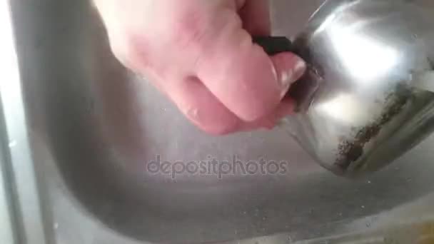 As mãos do homem a lavar pratos na pia da cozinha. Prazo de validade . — Vídeo de Stock
