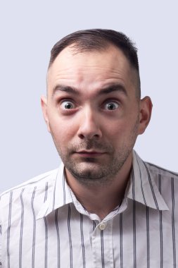 Neşeli bir iş adamının portresi. Komik bir ifade.