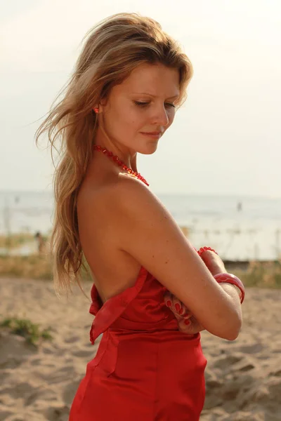 Mujer feliz en hermoso vestido rojo disfrutando de la playa relajante alegre en verano . — Foto de Stock