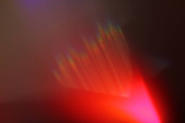 Arka plan - açık renk yanıp söner ve siyahta ışınları. Mercek parlaması. Doku katmanının içinde senin tasarı olarak kullanmak için. 