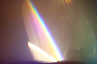 Arka plan - açık renk yanıp söner ve siyahta ışınları. Mercek parlaması. Doku katmanının içinde senin tasarı olarak kullanmak için. 