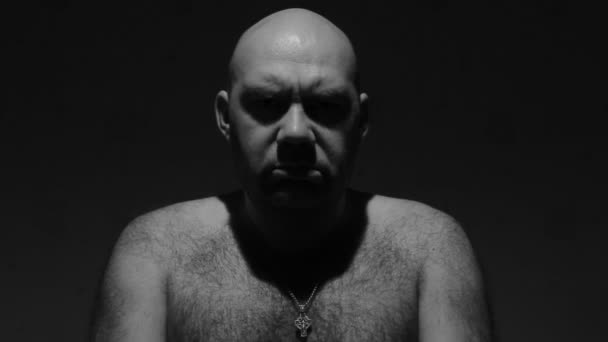 Zblízka portrétní znepokojující holohlavý muž. — Stock video