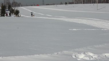 Novosibirsk - Şubat 25: kızak köpek yarış. Sibirya Festivali Kuzey binme cins köpeklere adamış. Sporcu ezme çevrede karlı yolda çalışır. 25 Şubat 2017 Novosibirsk Rusya'da