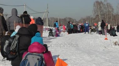 Novosibirsk - Şubat 25: kızak köpek yarış. Sibirya Festivali Kuzey binme cins köpeklere adamış. Sporcu ezme çevrede karlı yolda çalışır. 25 Şubat 2017 Novosibirsk Rusya'da
