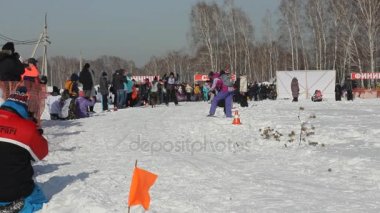 Novosibirsk - Şubat 25: kızak köpek yarış. Sibirya Festivali Kuzey binme cins köpeklere adamış. Sporcu ezme çevrede karlı yolda çalışır. 25 Şubat 2017 Novosibirsk Rusya'da