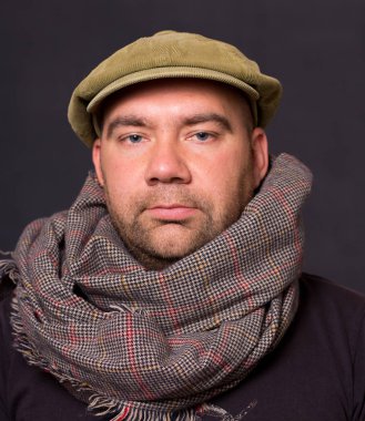 Bir kap ve eşarp koyu arka plan üzerinde saçma sanatçı.