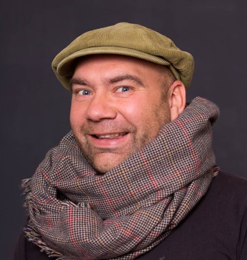 Bir kap ve eşarp koyu arka plan üzerinde saçma sanatçı.