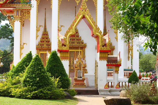 TAILANDIA, PHUKET - 07 DE MARZO DE 2017: Wat Chalong o Wat Chaiyathararam complejo de templos budistas. Chalong, Phuket, Tailandia — Foto de Stock