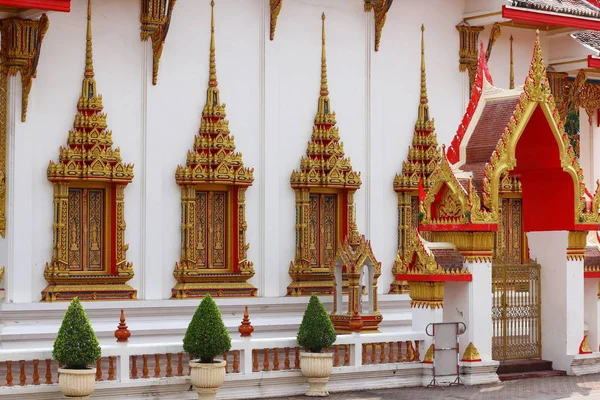 THAILAND, PHUKET - 07 DE MARÇO DE 2017: Wat Chalong ou complexo de templos budistas de Wat Chaiyathararam. Chalong, Phuket, Tailândia — Fotografia de Stock