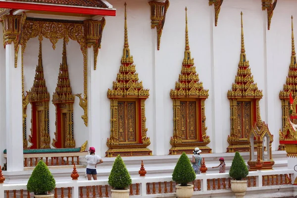 TAILANDIA, PHUKET - 07 DE MARZO DE 2017: Wat Chalong o Wat Chaiyathararam complejo de templos budistas. Chalong, Phuket, Tailandia — Foto de Stock