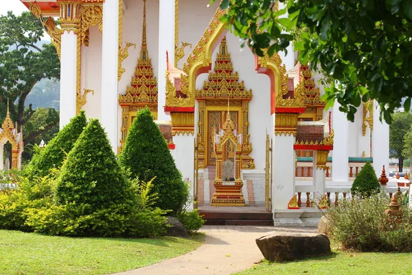TAILANDIA, PHUKET - 07 DE MARZO DE 2017: Wat Chalong o Wat Chaiyathararam complejo de templos budistas. Chalong, Phuket, Tailandia — Foto de Stock