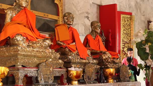 Thaiföld, Phuket - 2017. március 07.: összetett Wat Chalong vagy Wat Chaiyathararam buddhista templom. Chalong, Phuket, Thaiföld — Stock videók