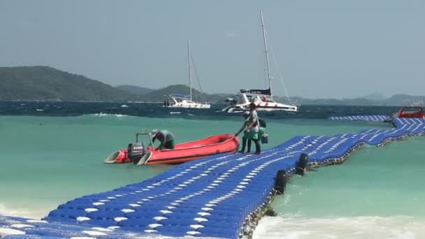 PHUKET, TAILANDIA - 09 DE MARZO: Paisaje marino con coloridos barcos en la playa "Banana" el 09 de marzo de 2017 en Koh Hey island, Phuket, Tailandia . — Vídeos de Stock