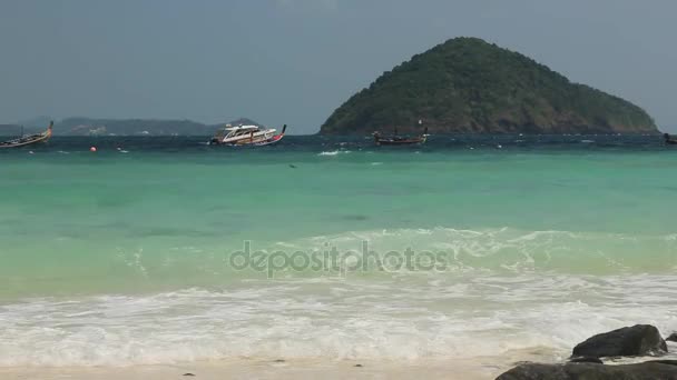 PHUKET, TAILANDIA - 09 DE MARZO: Paisaje marino con coloridos barcos en la playa "Banana" el 09 de marzo de 2017 en Koh Hey island, Phuket, Tailandia . — Vídeos de Stock