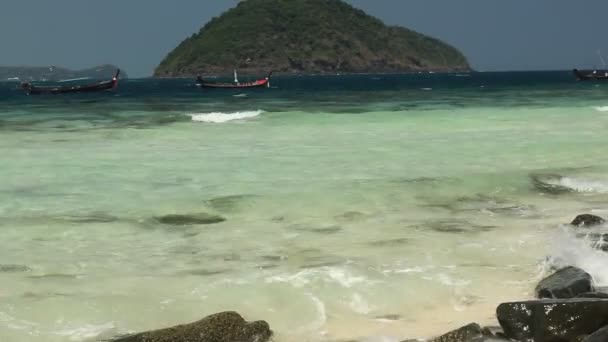 Isla tropical, Koh Hey, Tailandia. Mar azul cristalino, arena blanca y rocas. Paraíso lugar de vacaciones . — Vídeos de Stock