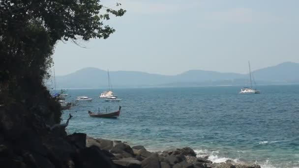 PHUKET, TAILANDIA - 09 DE MARZO: Paisaje marino con coloridos barcos en la playa "Banana" el 09 de marzo de 2017 en Koh Hey island, Phuket, Tailandia . — Vídeos de Stock