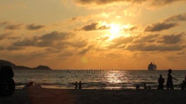 Phuket, Tayland, Thailand, Patong - 14 Şubat 2017: Kalabalıklar kimliği belirsiz kişi Patong plaj rahatlatıcı, Patong Phuket Adası batı kıyısında bulunan ünlü plajı biridir.