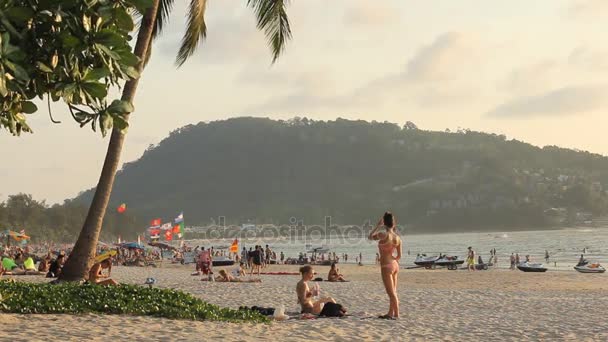 Πουκέτ, Ταϊλάνδη, Patong - 14 Μαρτίου 2017: Πλήθη αγνώστων άνθρωποι είναι χαλαρώνοντας στην παραλία Patong, Patong είναι ένα από τα διάσημα παραλία βρίσκεται στη δυτική ακτή του νησιού της Πουκέτ. — Αρχείο Βίντεο