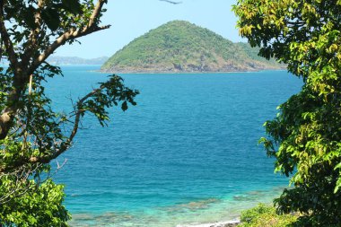 Tropik ada, Koh Hey, Tayland. Berrak mavi Denizi, beyaz kum ve kaya. Paradise tatil.