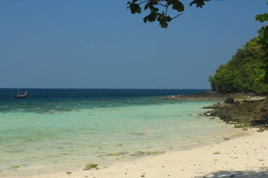 Tropik ada, Koh Hey, Tayland. Berrak mavi Denizi, beyaz kum ve kaya. Paradise tatil.