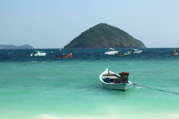 Phuket, thailand - märz 09: meereslandschaft mit bunten booten am "banana" strand am märz 09, 2017 in koh hey island, phuket, thailand. — Stockfoto