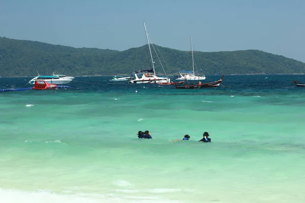 Phuket, thailand - märz 09: meereslandschaft mit bunten booten am "banana" strand am märz 09, 2017 in koh hey island, phuket, thailand. — Stockfoto