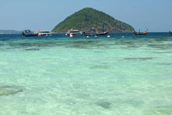 PHUKET, THAÏLANDE - 09 MARS : Paysage marin avec des bateaux colorés à la plage "Banana" le 09 mars 2017 à Koh Hey île, Phuket, Thaïlande . — Photo