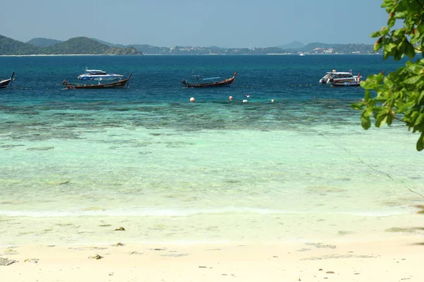 PHUKET, THAÏLANDE - 09 MARS : Paysage marin avec des bateaux colorés à la plage "Banana" le 09 mars 2017 à Koh Hey île, Phuket, Thaïlande . — Photo