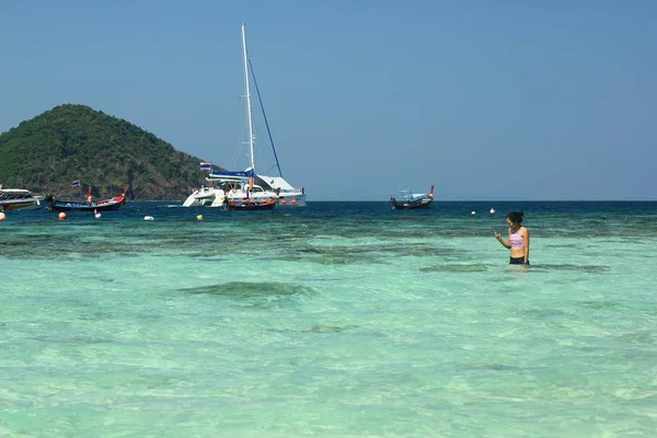 Phuket, Thailand - mars 09: Seascape med färgglada båtar på "Banan" beach 09 mars 2017 i Koh Hey island, Phuket, Thailand. — Stockfoto